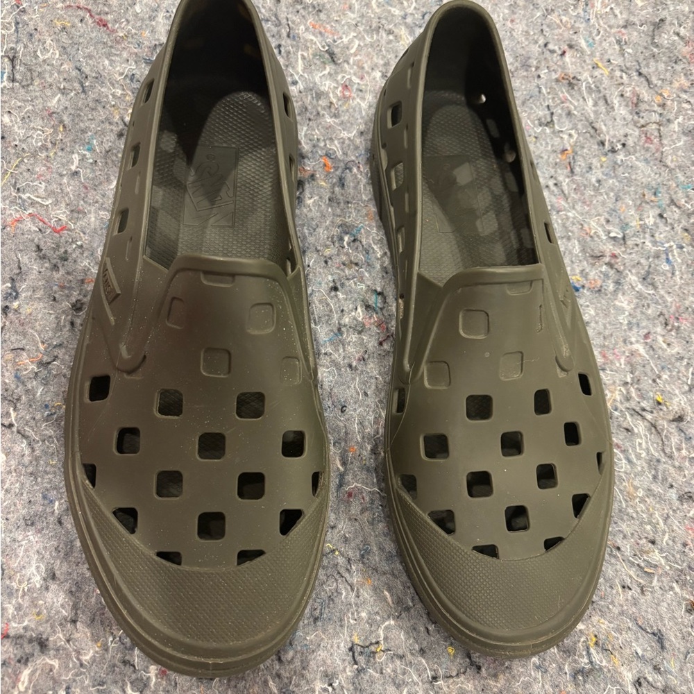 Vans Trek Slip-on Rubber Water Shoes womens size 9. Great condition.